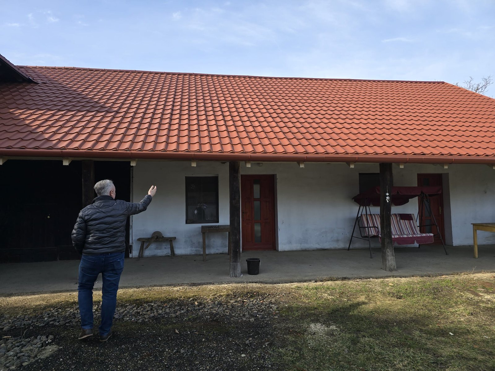 Fel&uacute;j&iacute;tott tető csal&aacute;di h&aacute;zon